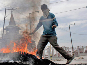 protester_bahrain06-07-2011.jpg