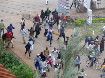 kenya_attack_crowd_10-08-2013.jpg