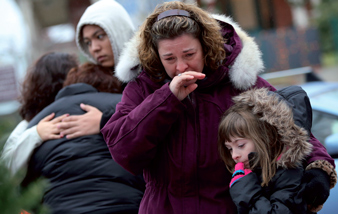 sandy_hook_mourners12-25-2012.jpg