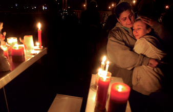 sandy_hook_mourners12-25-2012b.jpg