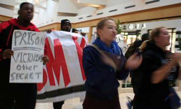 st-louis-galeria_protest_12-15-2015b.jpg